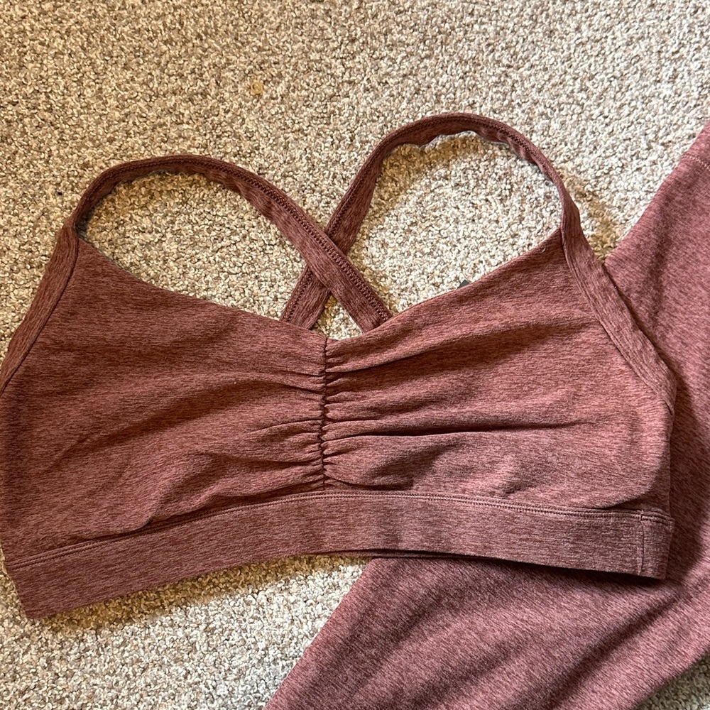 VUORI elevation hazelnut Sports Bra & Leggings Set
Gently used.
Top L
Bottom S - Picture 5 of 10